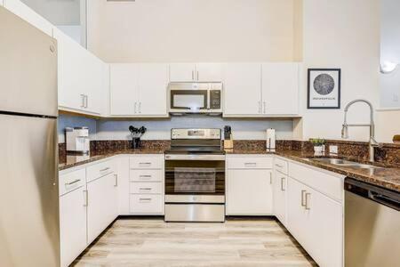 Cozysuites - 2Br With Direct Skybridge Access #1 Індіанаполіс Екстер'єр фото