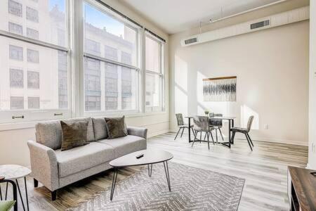 Cozysuites - 2Br With Direct Skybridge Access #1 Індіанаполіс Екстер'єр фото